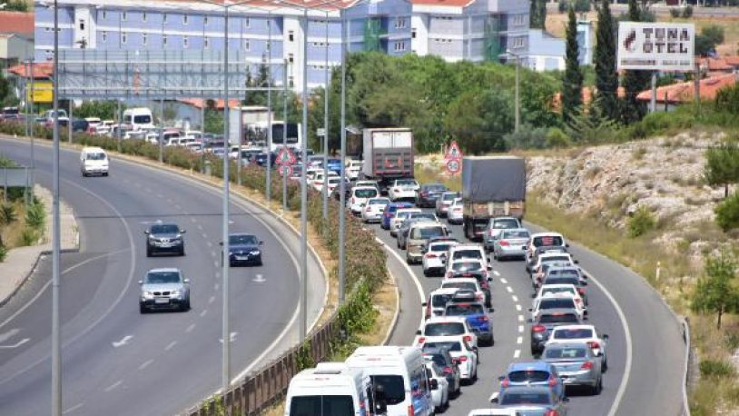 Tatilciler Muğla'ya akın ediyor! Uzun araç kuyrukları oluştu
