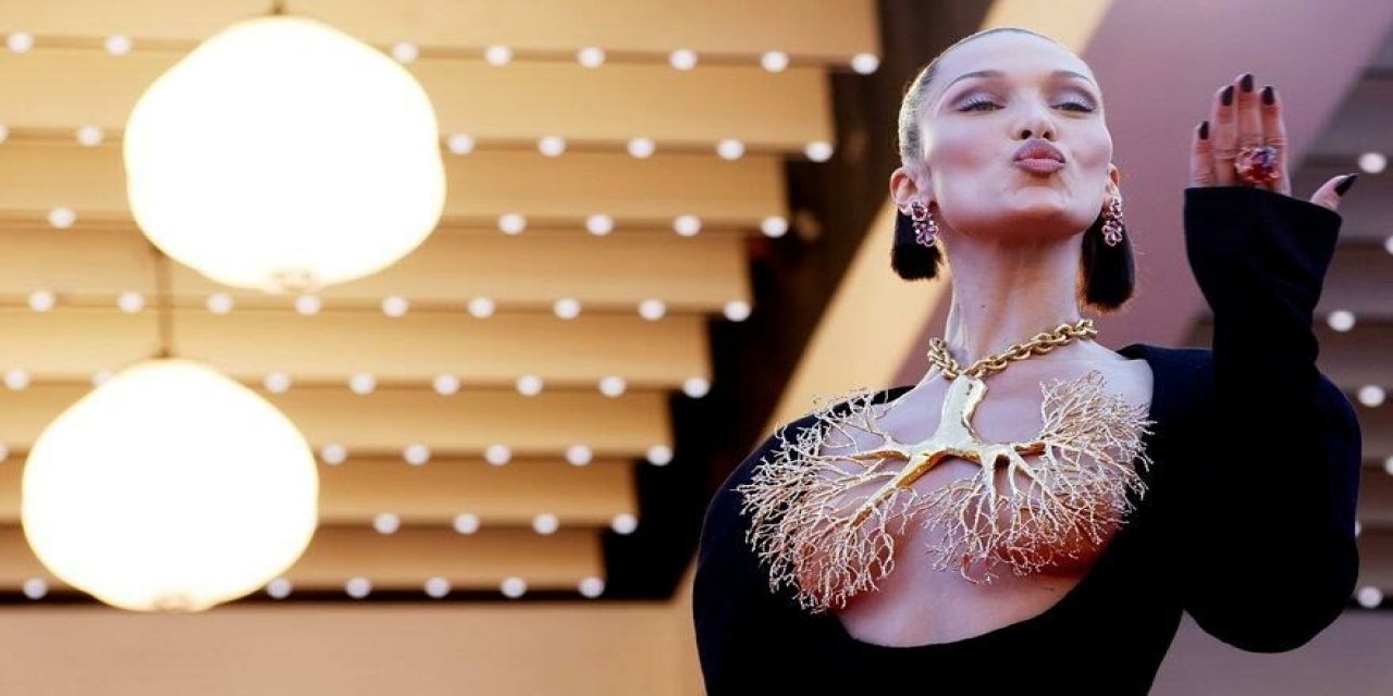 Derin göğüs dekoltesini "altın akciğerle" kapattı! Bella Hadid’in kolyesi olay yarattı!