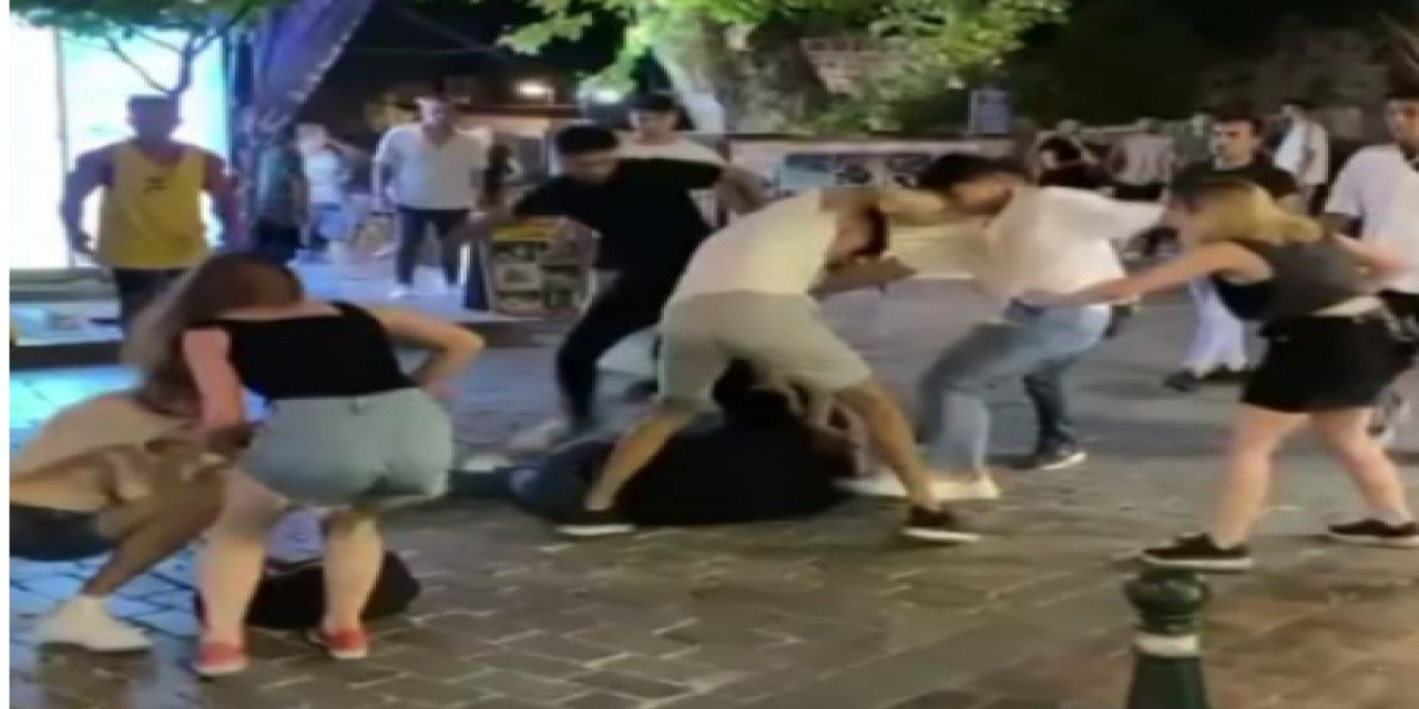 Kimse ayıramadı... Tekmeler yumruklar havada uçuştu... Öfkeli gençler sokağı birbirine kattı! İşte o anlar...