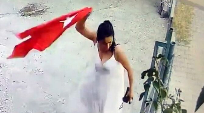 Türk bayrağını kopararak çöpe attı