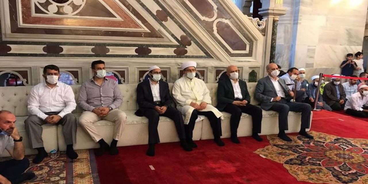 Koltuk düzeni oluşturuldu, kürsü kuruldu... "Protokol" koltuğunu "camiye" de soktular!