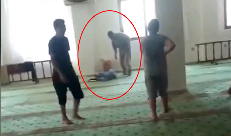 Kuran kursuna gelen çocuğa dayak! İşte cami imamının acımasızca şiddet uyguladığı o anlar