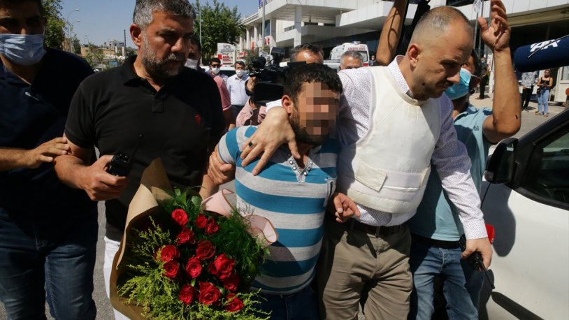 Elinde çiçekle hastane önünde intihar etmek istedi