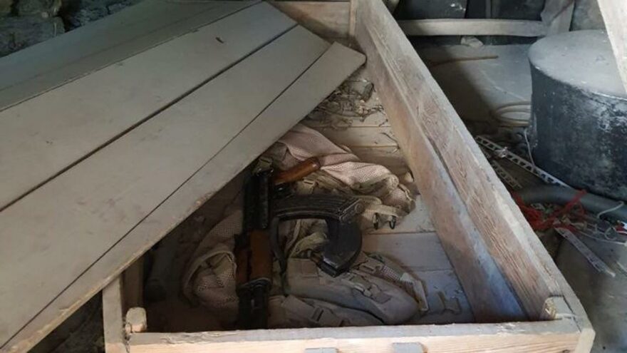 Cami bahçesinde bulundu! Eski tabuttan cephanelik çıktı
