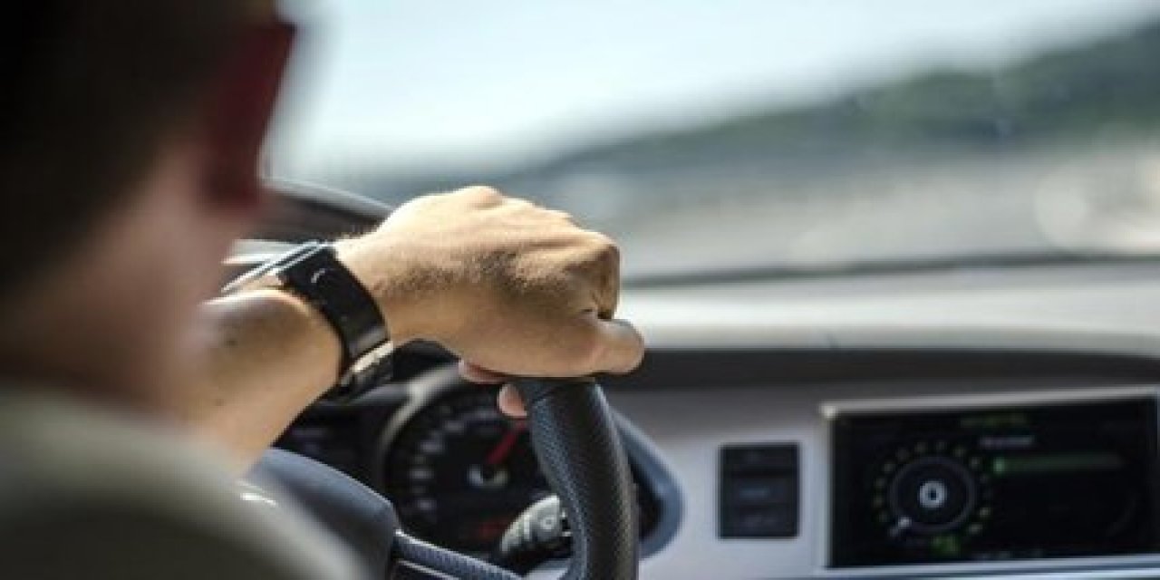 Araba kullanırken bu hareketleri yapıyorsanız dikkat! Alzheimer olabilirsiniz!