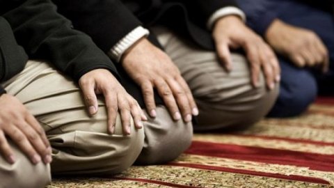 Programın belirli saatleri namaza ayrıldı! Samsun'da öğrencilere tepki çeken namaz dayatması
