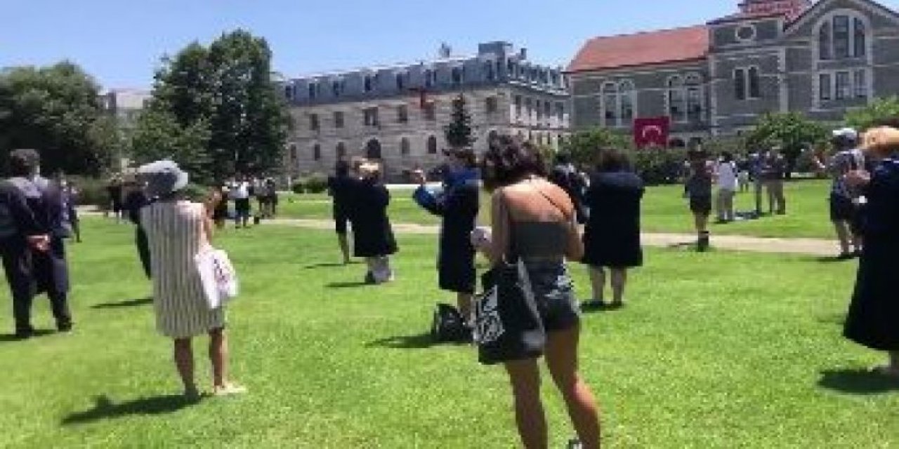 Aylarca yağmur çamur demeden nöbet tutmuşlardı... Boğaziçi'nde bu kez Melih Bulu'nun görevden alınması kutlandı! "Bu devirde kimse padişah değil"
