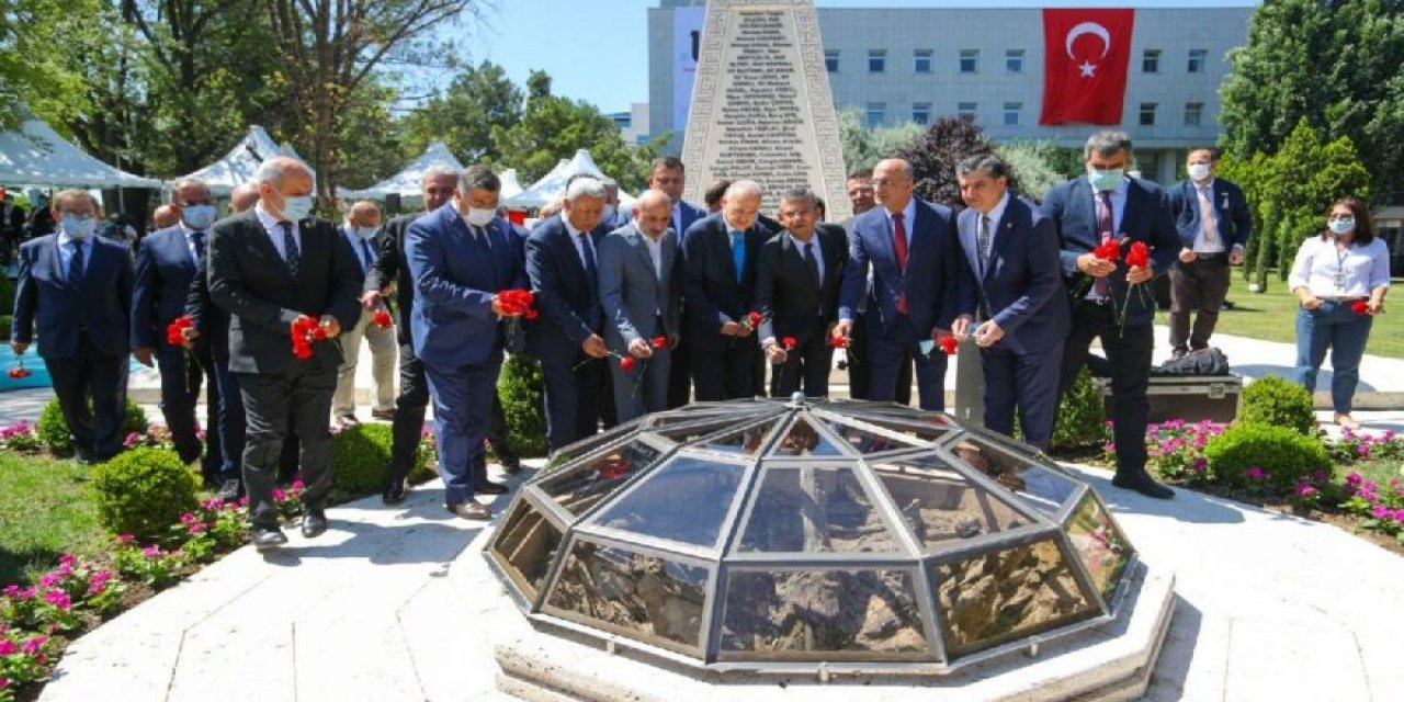 "O gün durduğumuz yerdeyiz"  CHP’li vekiller TBMM 15 Temmuz Şehitler Anıtı'nda!