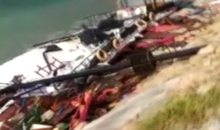 Van Gölü’nde korku dolu anlar! Yolcuları kurtarmak için seferber oldular