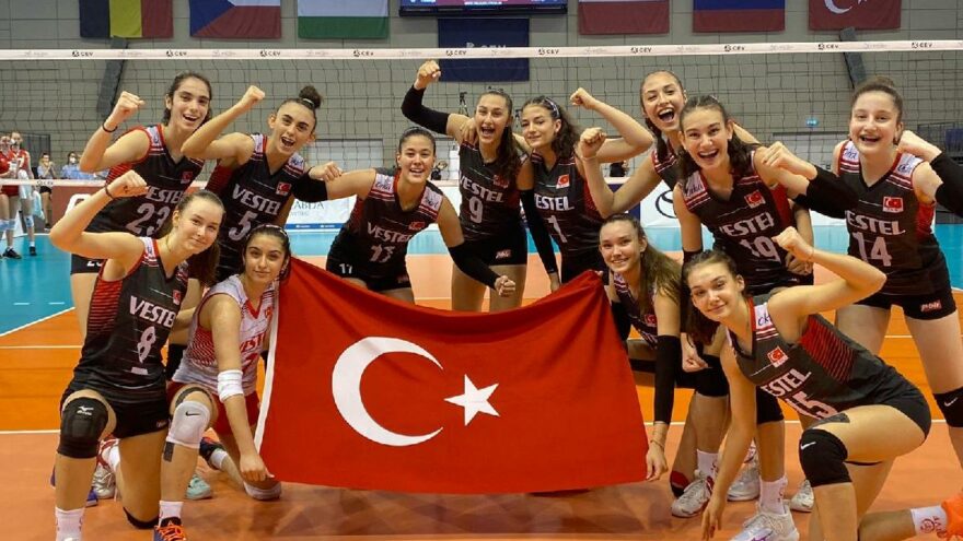 16 Yaş Altı Kız Voleybol Milli Takımı'ndan gururlandıran başarı