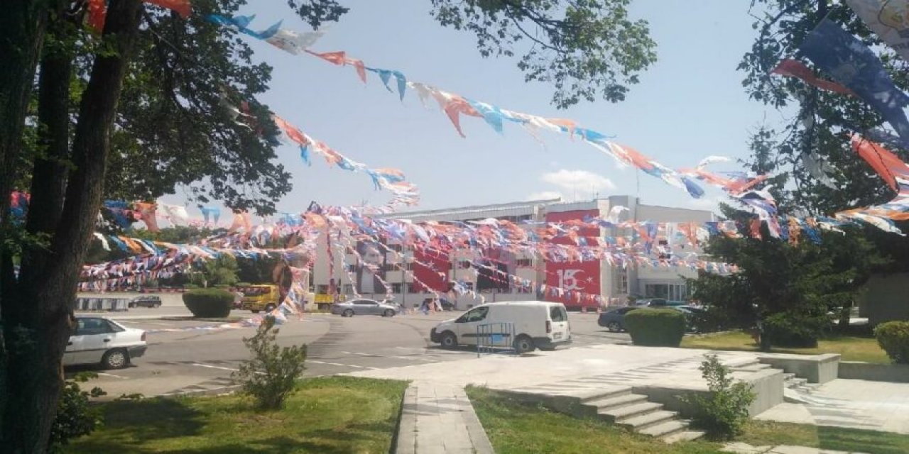 "64 yıllık tarihinde görülmemiş bir şey" Üniversiteyi "AKP bayrakları"yla donattılar! "Bu durum en hafif tarifi eğitim camiasına ihanettir"