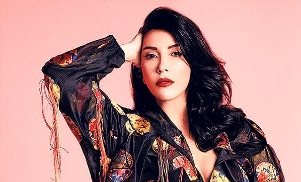 Şarkıcı Gülşen'in transparan kıyafeti çok konuşulmuştu... Hande Yener Gülşen'e böyle destek verdi