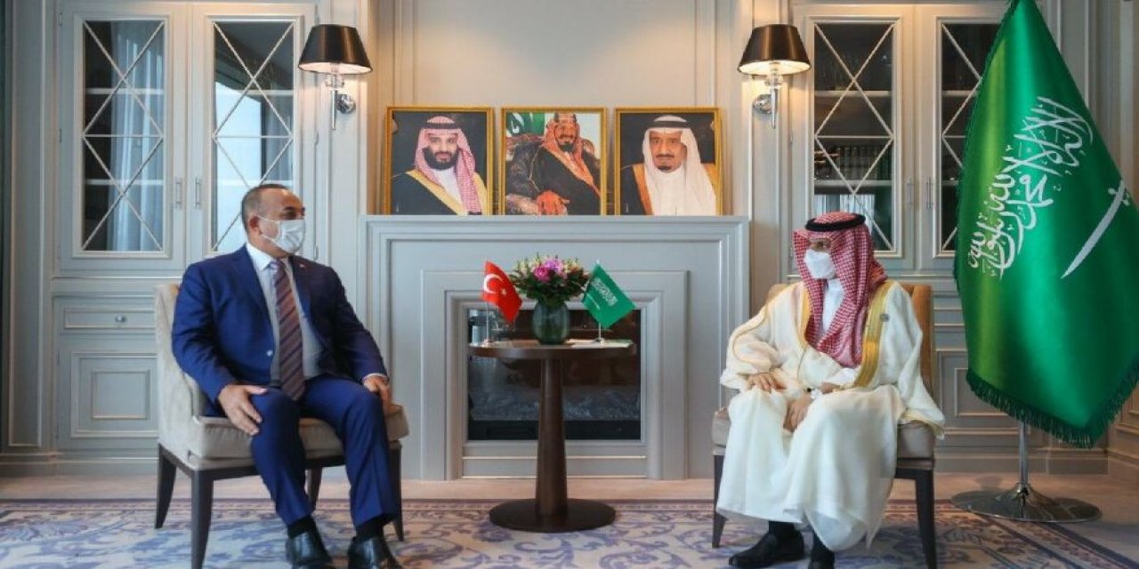 O detay dikkatlerden kaçmadı! İki bakanın görüşmesinde tepki çeken manzara! Türk Bayrağını küçülttüler!