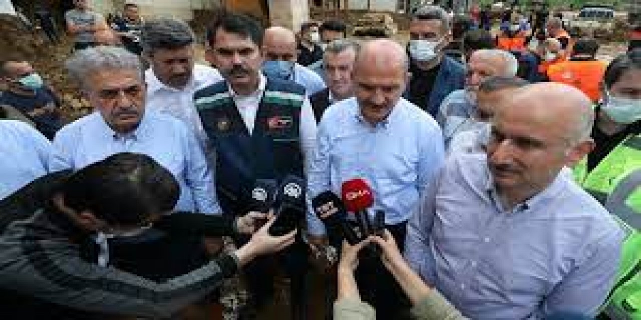 "3 Bakan “Burası Rize… Söz gelmesin Reis'e….” diye çırpınarak sel sularında boğuldu" Sözcü yazarından çarpıcı sel felaketi eleştirisi!