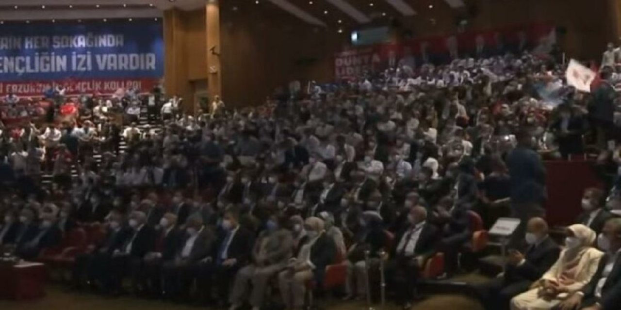 Korona önlemleri yine hiçe sayıldı! Erdoğan'ın katıldığı programdaki kalabalık dikkat çekti!