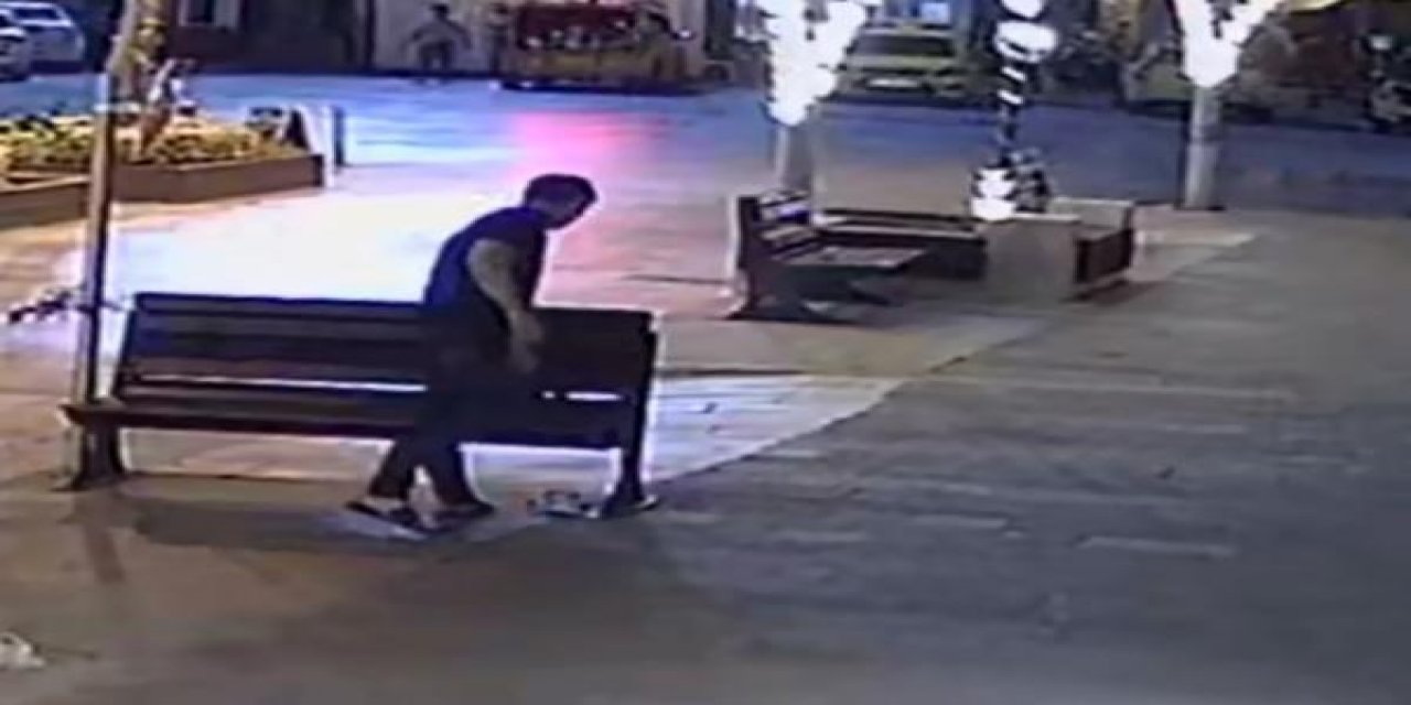 Önce keşif yaptı, sonra bankın üzerine bırakılan çantayı alıp gitti! Hırsızlık anı kamerada...