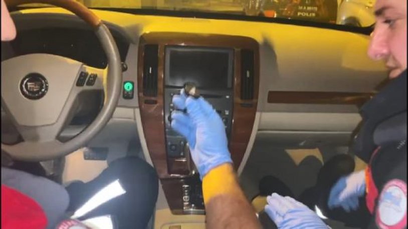Zırhlı otomobilin gizli bölmesinde saklananlar bakın nasıl çıkartıldı