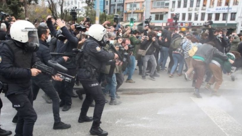 Melih Bulu'yu protesto ederken gözaltına alınmışlardı... 23 öğrenci hakkında karar