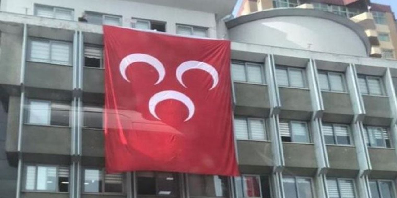 İYİ Parti'li belediye binasına MHP bayrağı asıldı!