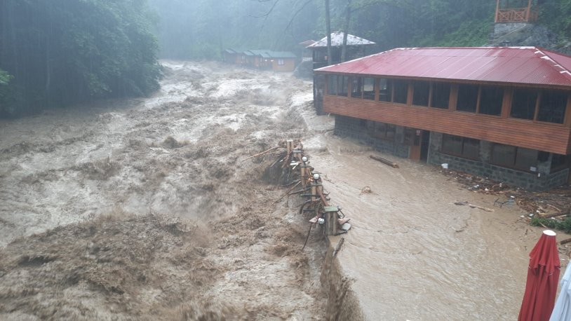 Rize bir kez daha sele teslim oldu! Dereler taştı, yollar kapandı