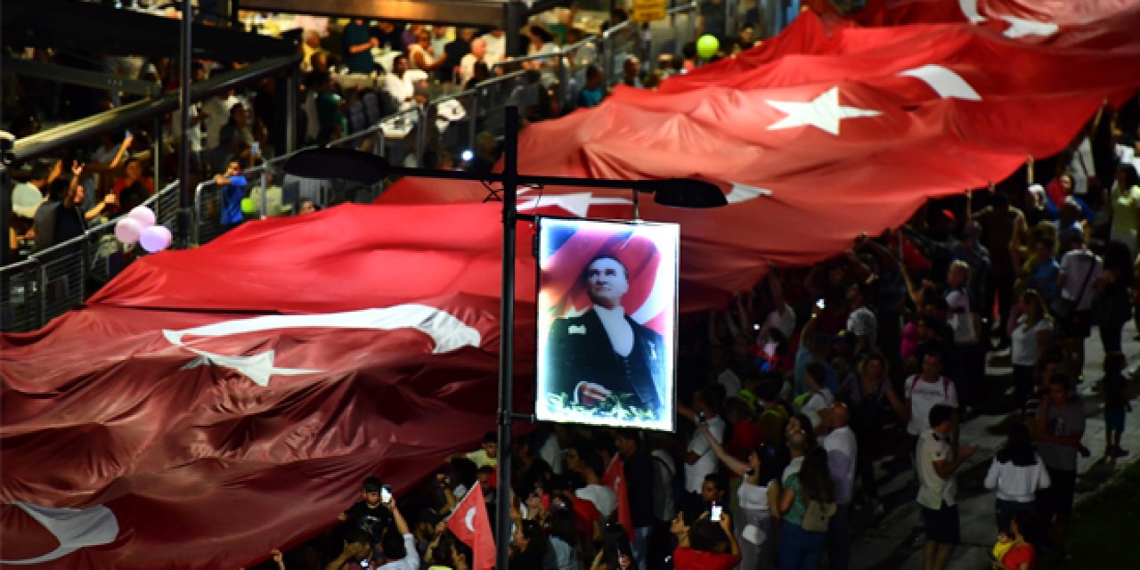 Valilik İzmir’de Cumhuriyet fener alayı yürüyüşüne izin vermedi!