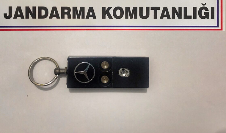 Anahtarlıktan çıkan mermiyle oğlunu vurdu