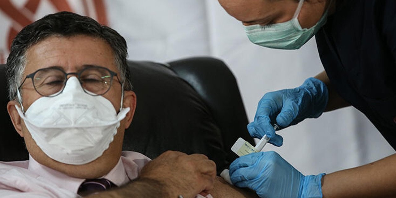 İlk aşı ünlü profesöre yapıldı...