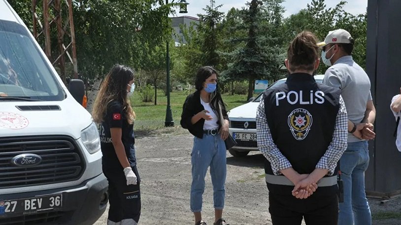 Karantinada olması gereken kadın polise yakalandı; basını azarladı