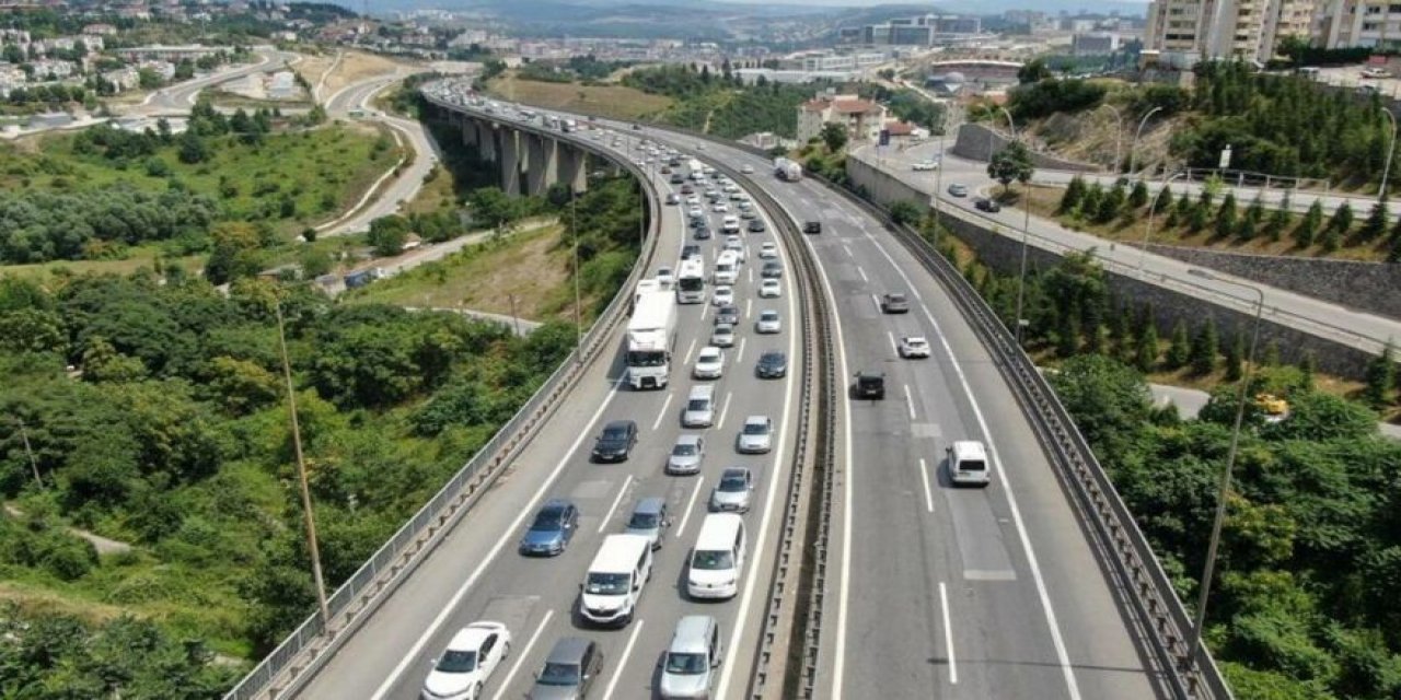 Bayram dönüşü zincirleme kaza! TEM'de trafik kilitlendi!