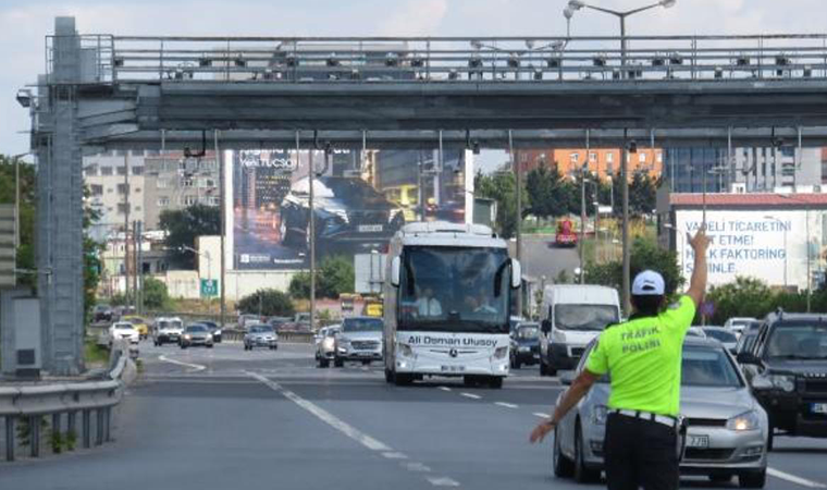 Çamlıca Gişeleri'nde helikopter destekli trafik denetimi