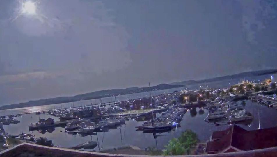 Atmosfere giren meteor geceyi gündüze çevirdi