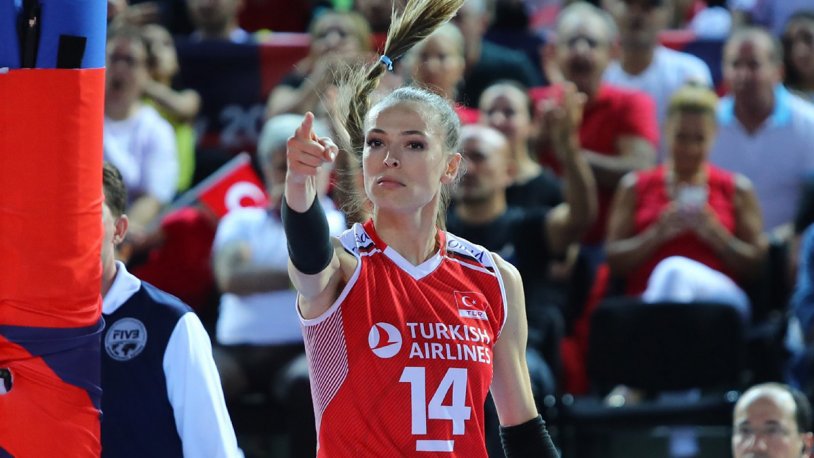 Pozuyla zaferin sembolü oldu... Eda Erdem'e çirkin tehdit!