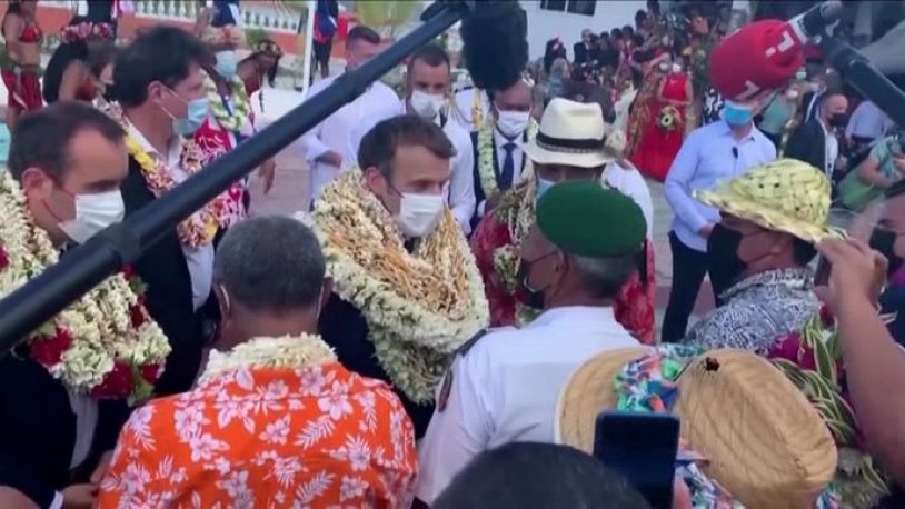 Sosyal medyada alay konusu oldu! Macron'u zora sokan karşılama töreni