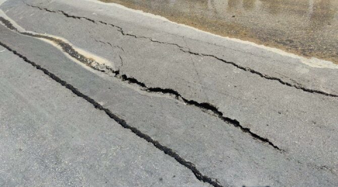 Her dönem asfalt çalışması yapılıyor ama... Kentin en işlek caddesindeki yol çöktü