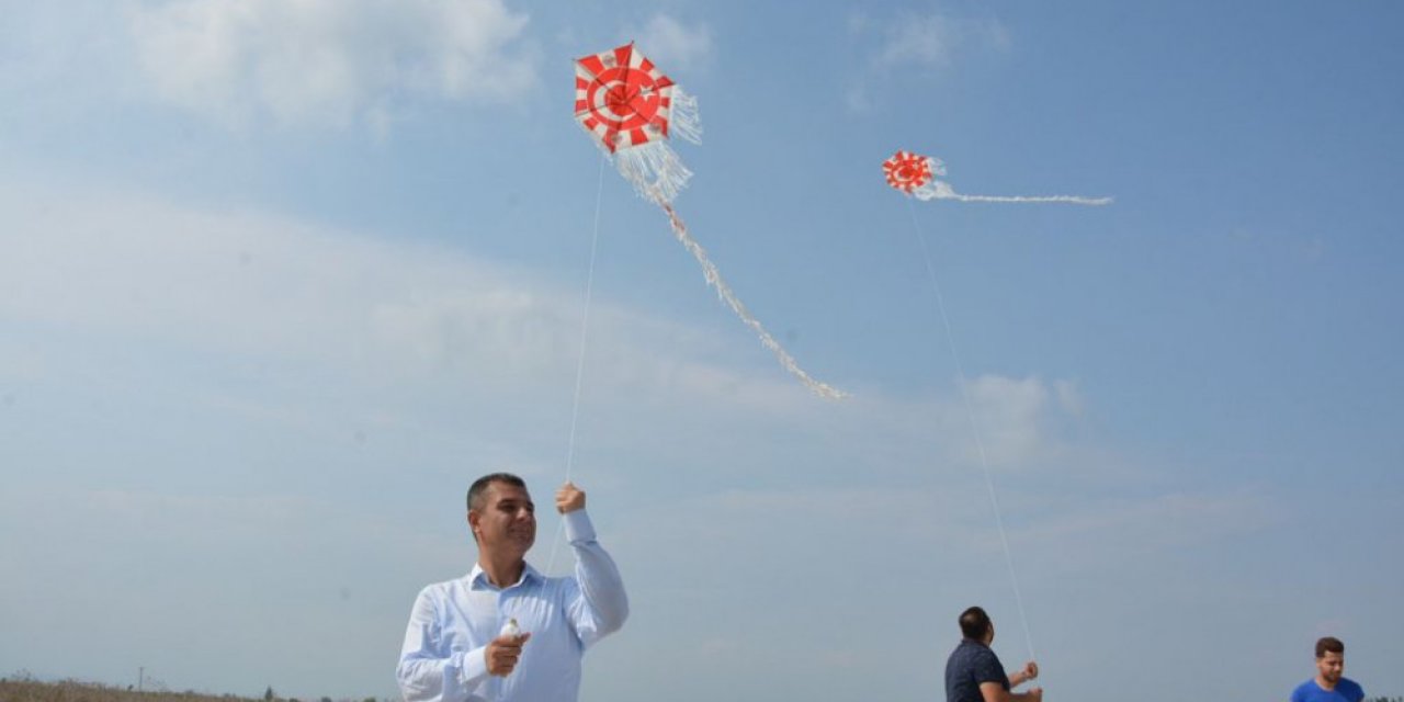 9 ihale... 3 temel atma töreni... 7 bakan... Ama bir türlü tamamlanamadı! Yapımı yılan hikayesine dönen havalimanında "128 milyar dolar nerede?" yazılı uçurtmayla protesto!