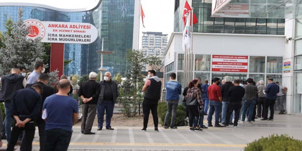 Vatandaş çaresiz, borç gırtlakta! Bu Keyif çayı kuyruğu değil "borç" kuyruğu...