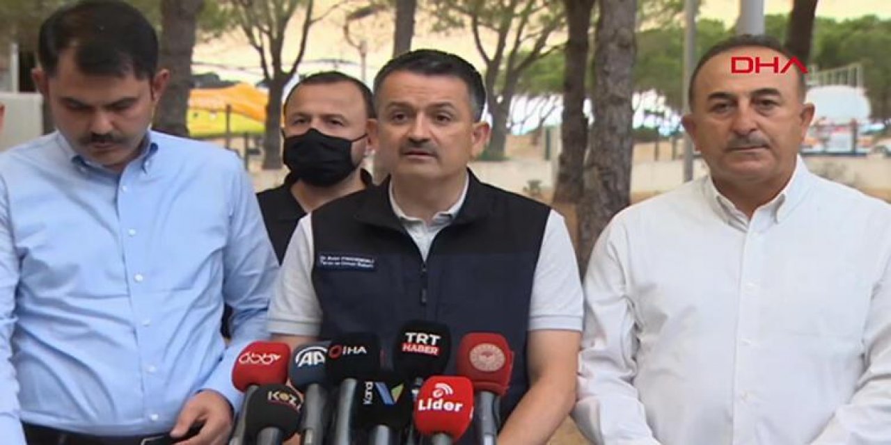 "3 uçak, 38 helikopter, 472 arazöz ve 4 bin personel" 8 il alevlere boğuşuyor... 3 Bakan kamera karşısına geçti, yangınlarla ilgili son durumu paylaştı!