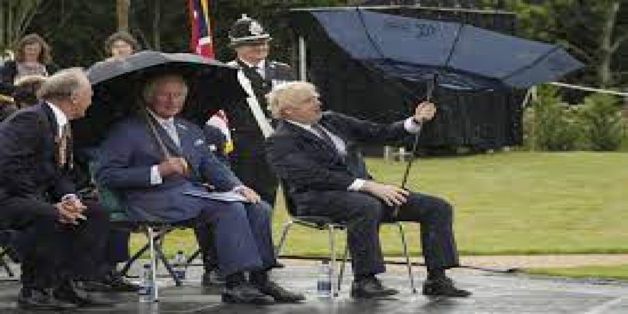 Sosyal medya bu görüntüleri konuşuyor... Boris Johnson'ın şemsiye ile mücadelesi!