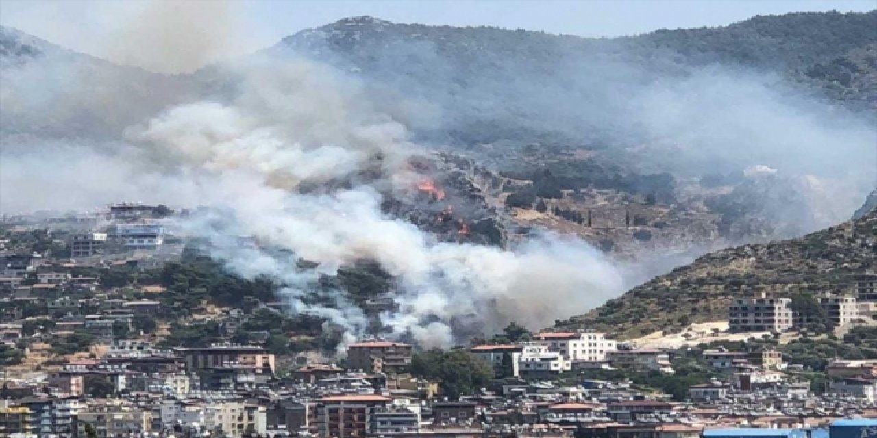 Evler tahliye edildi... Hatay'daki yangında alevler yerleşim yerlerine sıçradı!
