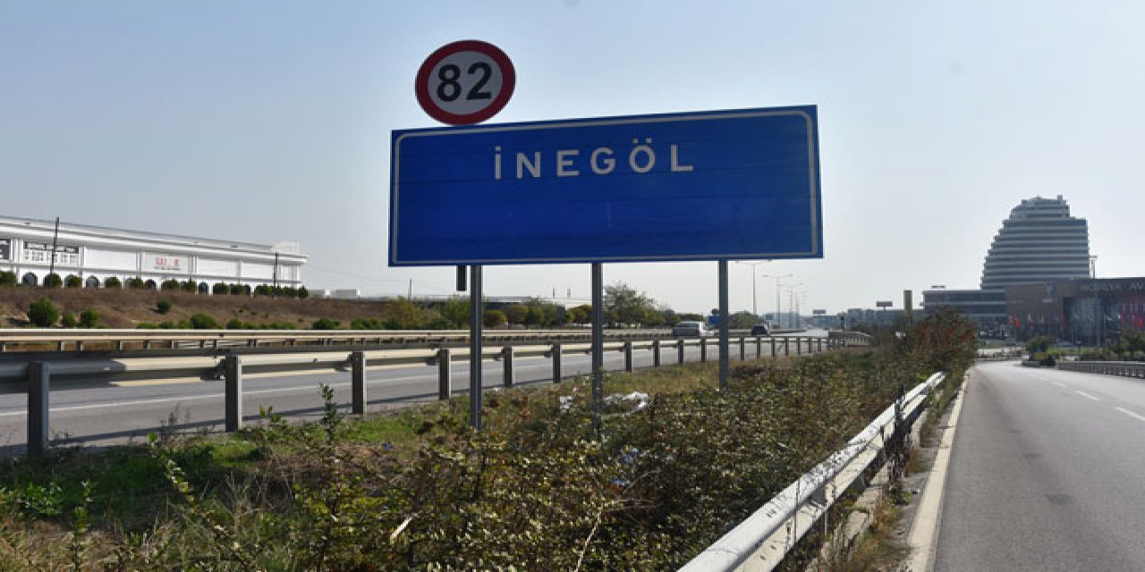 İnegöl'de Nüfus tabelası şaşkınlığı...  Kimse yaşamıyor mu?