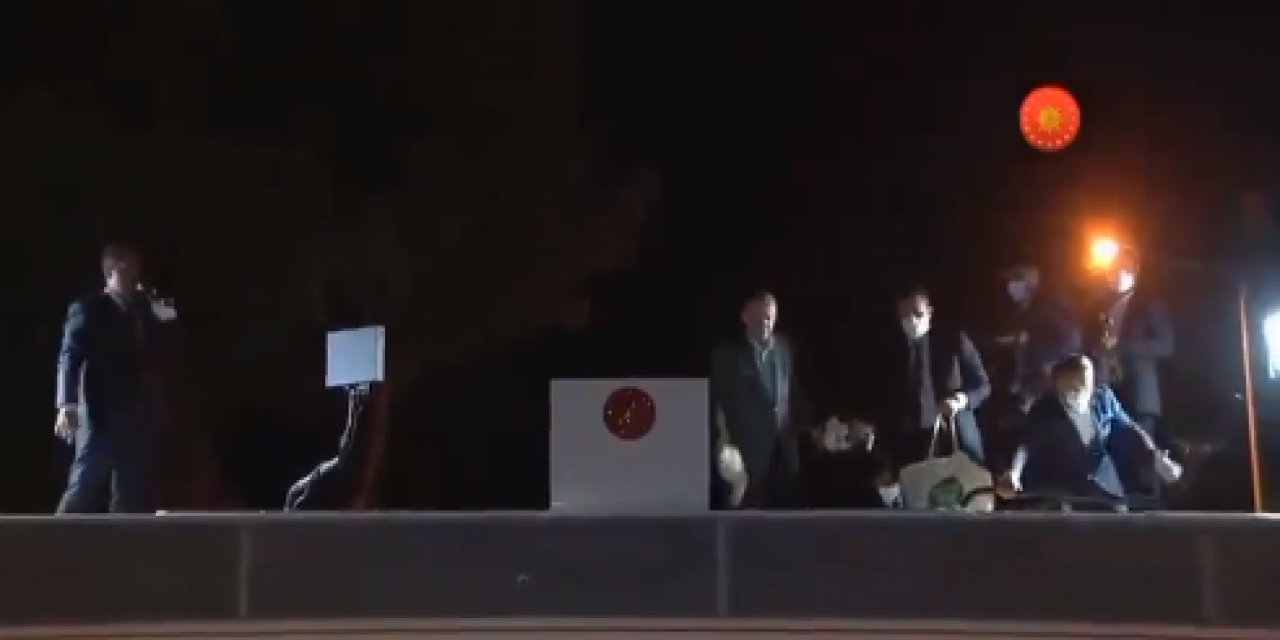 Erdoğan afet bölgesinde vatandaşlara "keyif çayı" dağıttı! "Cumhurbaşkanımız çay ikram ediyor"