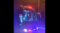 Sosyal medyanın gündemine oturdu! Erdoğan, son sürat giden otobüsten vatandaşlara çay fırlattı!