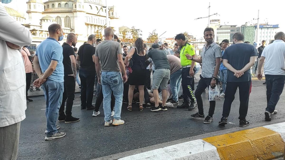 Kimse ayıramadı! Taksim Meydanı'nda kadınlar birbirine girdi