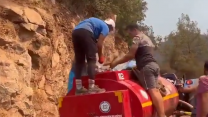 Sosyal medyanın gündemine oturdu! Yurttaşlar yangın tankerine bidonlarla böyle su taşıdı
