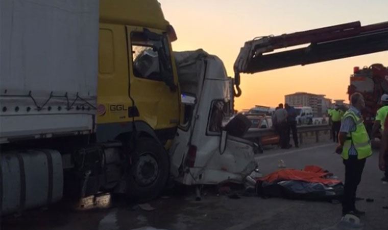 Feci kaza! Tarım işçileri taşıyan minibüse tır çarptı