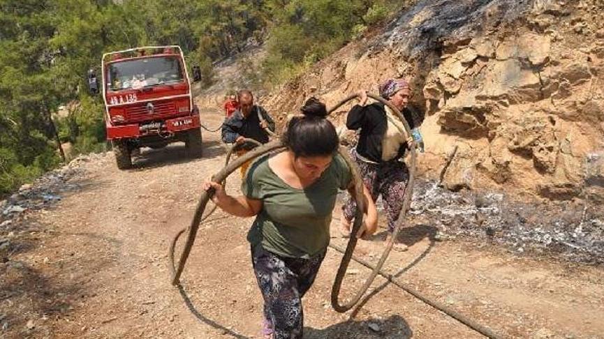 Fotoğrafı sosyal medyada defalarca paylaşılmıştı... Orman işçilerine hortum taşıyan kadın konuştu