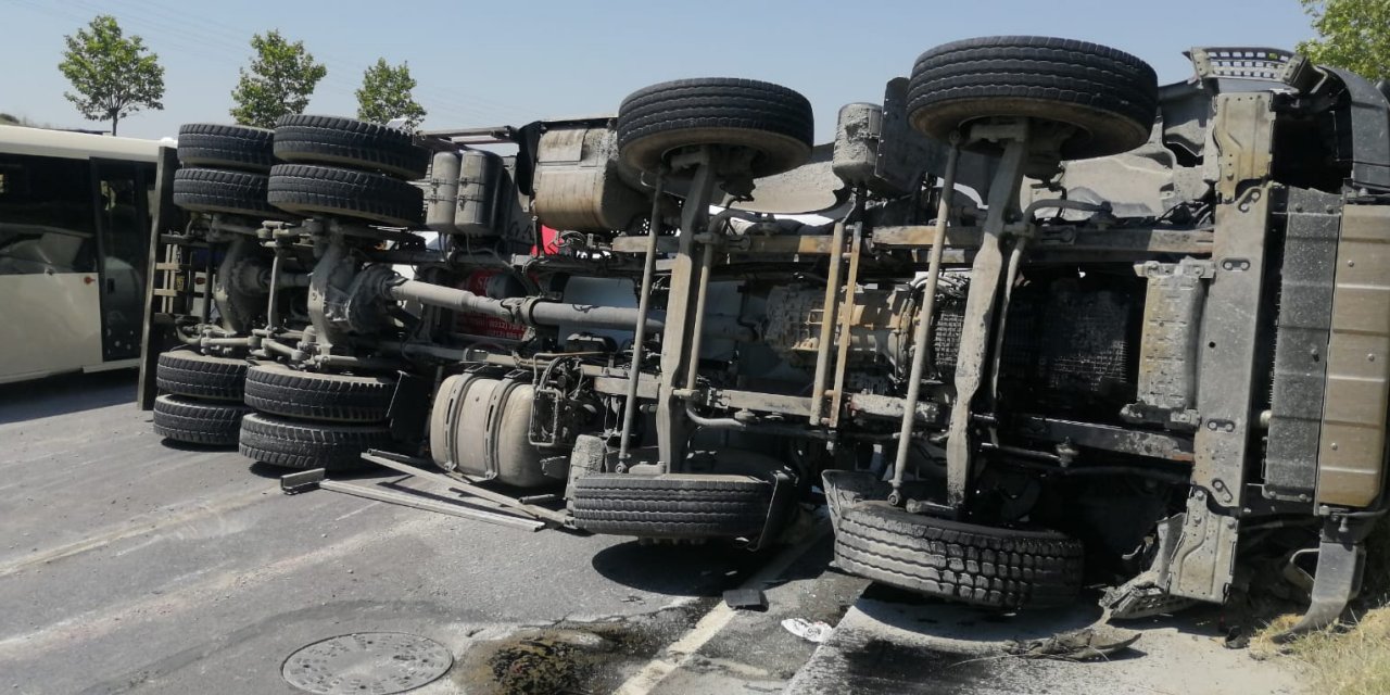 Arnavutköy'de beton mikseri yan yattı; trafik durma noktasına geldi