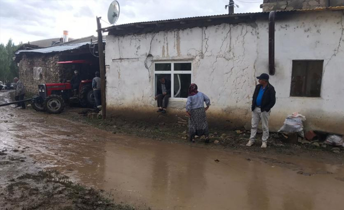 Bayburt'ta etkili olan sağanak sele neden oldu