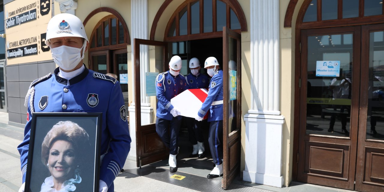 Devlet Sanatçısı Nedret Güvenç için Muhsin Ertuğrul Sahnesi'nde tören
