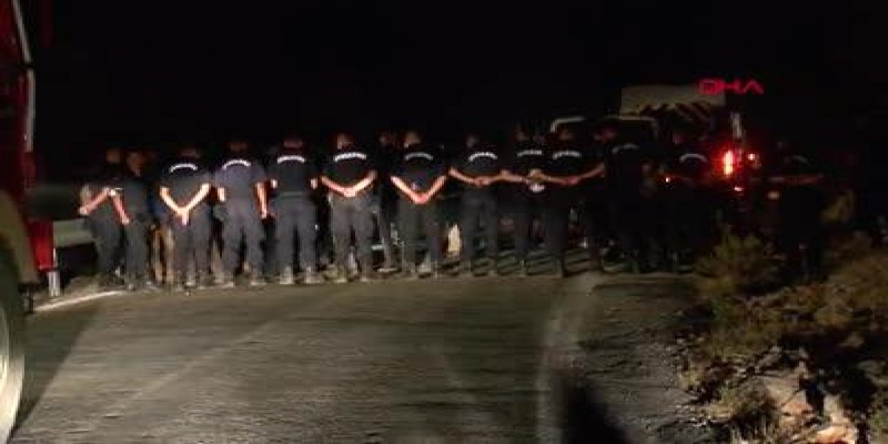 YANGININ DEVAM ETTİĞİ ÜMİTLİ KÖYÜNE GİTMEK İSTEYEN VATANDAŞLARI JANDARMA EKİPLERİ DURDURDU